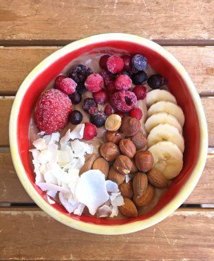 Sağlıklı Kahvaltı, taze hazırlanmış Smoothie Bowl olduğunu. 