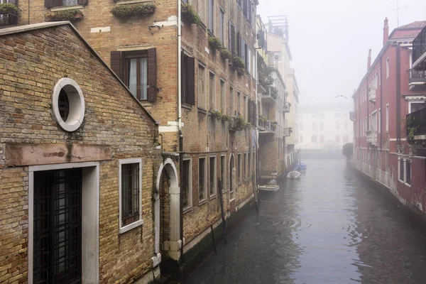 View from a bridge in the foggy canals of Venice and the Grand C — Stock Photo, Image