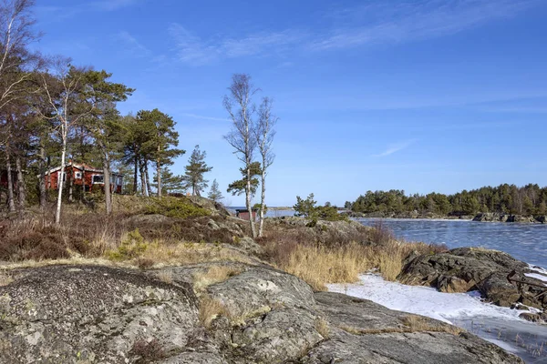 Vista al lago Vanern con skerries en invierno . — Foto de Stock