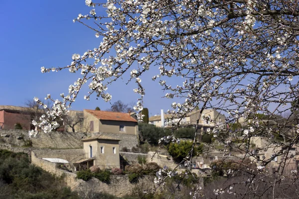 Vista de una parte del pequeño pueblo francés Gordes en Provenza — Foto de Stock