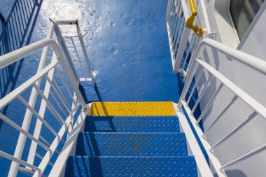 Mavi merdivende sarı bir adım. Bir gezinti güverte detay