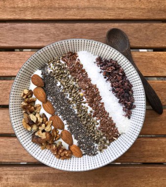 Fındık ve tohum ile büyük bir kase görünümü. Temel yulaf lapası olduğunu.