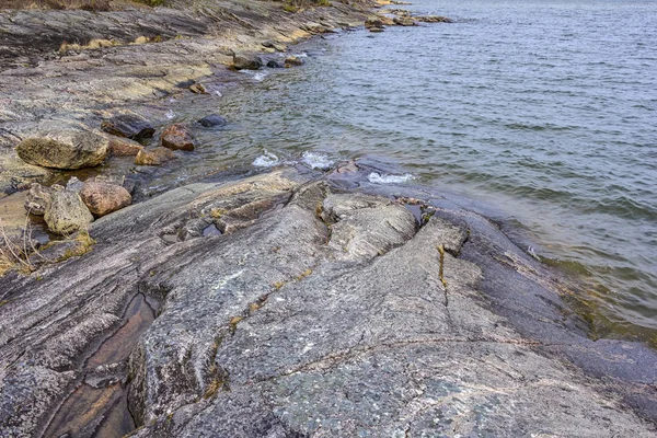 En una costa del archipiélago en Escandinavia. Diferentemente coloreado sto — Foto de Stock