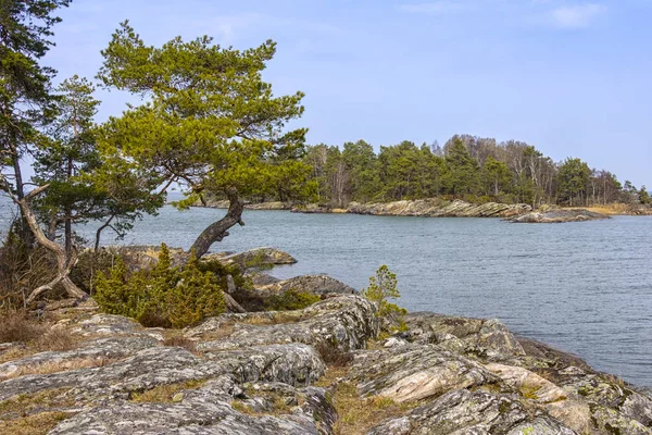 Típico de la costa del archipiélago sueco son las piedras cortadas por — Foto de Stock