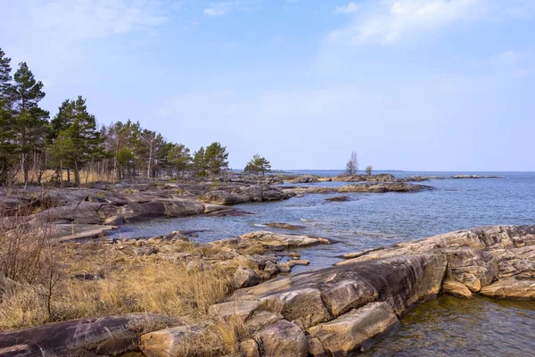 Típico de la costa del archipiélago sueco son las piedras cortadas por — Foto de Stock