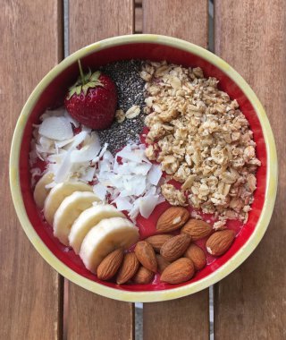 Sağlıklı Kahvaltı, taze hazırlanmış Smoothie Bowl olduğunu. 