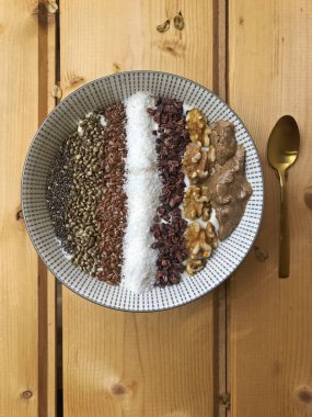 Chia tohumları ile kase, kenevir tohumları, Keten tohumları, Hindistan cevizi ızgarası