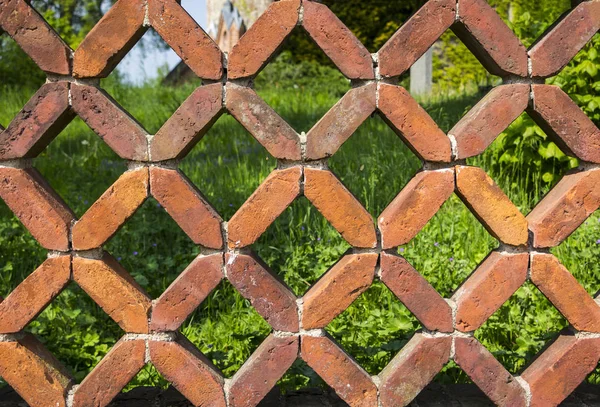 Oude rode bakstenen muur, landelijk platteland — Stockfoto