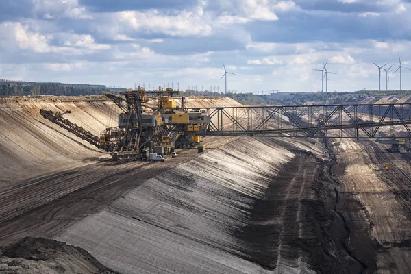 Cottbus yakınlarındaki aktif açık pit linyit madenine bakın