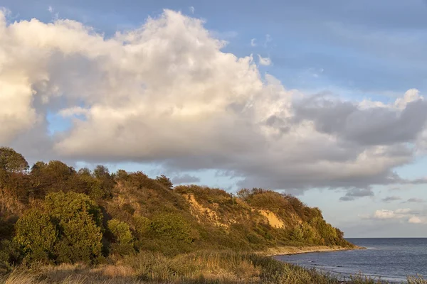 Cliffs near the village Lobbe, Rugen Island. Late sunlight. — Stock Photo, Image