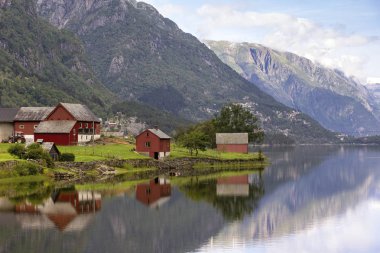 Norveç 'te yaz sabahı, Odda kasabası yakınlarında bir köy.