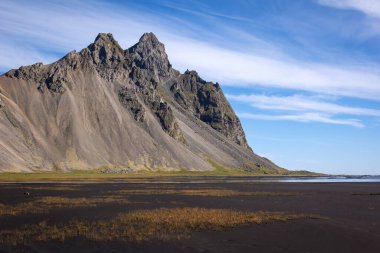 Ünlü Vestrahorn ve Stoksnes 'e bakın. Stoksnes, İzlanda 'nın güneydoğu kıyısında Hofn ve Hornafjordur yakınlarında yer alan bir burundur. Arazinin ucunda bir deniz feneri var..