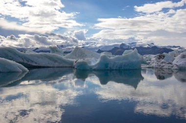 Vatnajokull 'un altındaki ünlü buzul gölü Jokulsarlon manzarası. Buzdağları açık denizde yüzüyor, İzlanda.