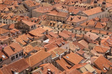 Ortaçağ şehrinin bazı kısımlarında Dubrovnik kalesinden manzara. İnsan şehrin surları üzerinde yürüyebiliyor. Burada çok turist var. Bunun eski evlerin çatıları hakkında birçok ilginç manzarası var..