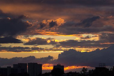 Kasabada bir yaz akşamı Potsdam-Babelsberg 'de görülmüş. Akşamın ilerleyen saatlerinde arka planda binalarla gün batımı.
