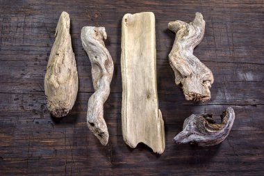 Tahta masanın üzerinde kuru ahşap parçalar. Retro Still Life.