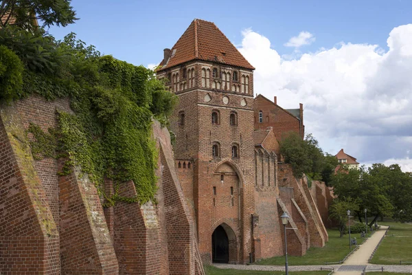 Eski Tangermunde kasabasının manzarası. Şehir çok eski ve güçlü bir şehir duvarıyla çevrilidir. Hepsi Orta Çağ 'da Kuzey Alman tuğla mimarisi tarzında inşa edilmiş..