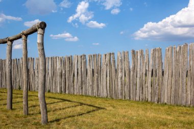 Pommelte yakınlarındaki Elbe bisiklet yolunda, Saksonya-Anhalt. Yol, Bronz Çağı 'ndan kalma eski bir tapınağın yanından geçiyor. Daire şeklinde bir Woodhenge..
