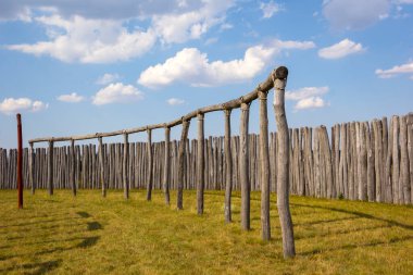 Pommelte yakınlarındaki Elbe bisiklet yolunda, Saksonya-Anhalt. Yol, Bronz Çağı 'ndan kalma eski bir tapınağın yanından geçiyor. Daire şeklinde bir Woodhenge..