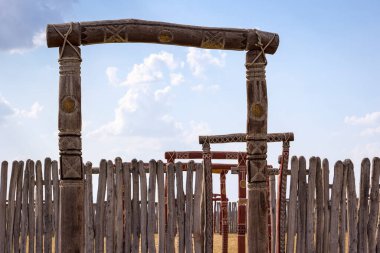 Pommelte yakınlarındaki Elbe bisiklet yolunda, Saksonya-Anhalt. Yol, Bronz Çağı 'ndan kalma eski bir tapınağın yanından geçiyor. Daire şeklinde bir Woodhenge..