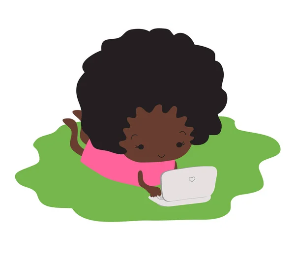 黑皮肤的女孩躺在草地上 在笔记本电脑上打字 矢量插图 — 图库矢量图片