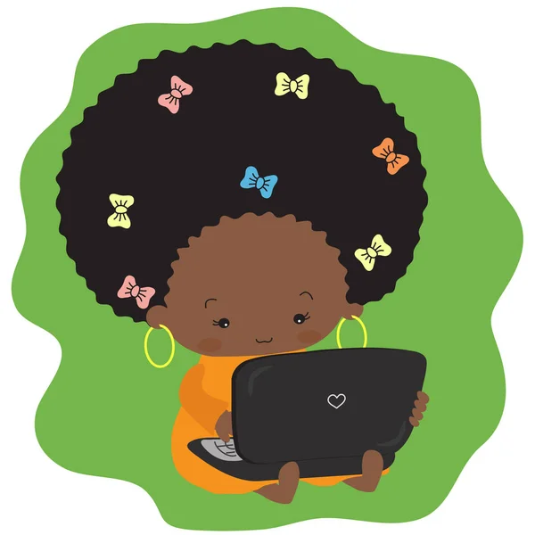 一个美丽的黑皮肤的女孩正坐在笔记本电脑上打字 矢量插图 — 图库矢量图片
