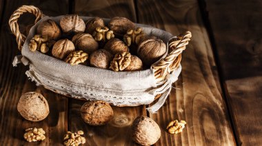 Natürmort, ceviz sepet