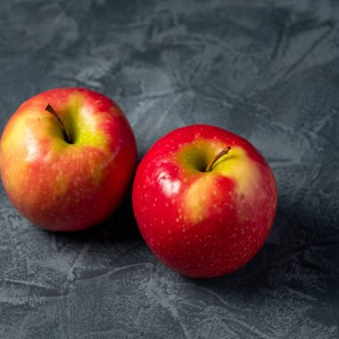  Olgun, taze elma beton zemin üzerine