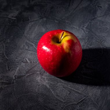 Olgun, taze elma beton zemin üzerine