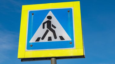 İşareti yaya geçidi mavi gökyüzü