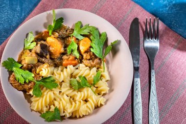 sebze ve yeşillik ile makarna spiral ile sığır güveç