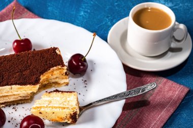 hassas, hafif tiramisu kek ve sütlü sıcak kahve fincanı