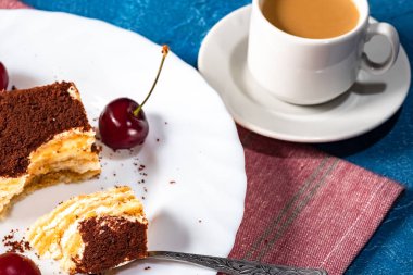 hassas, hafif tiramisu kek ve sütlü sıcak kahve fincanı