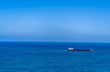 Açık Mavi Ufuk 'ta bir gemiyle Geniş Okyanus Görünümü