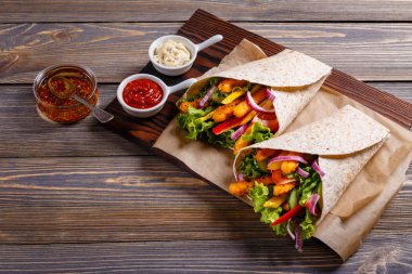 Meksika özel: Tortilla tavuk ve sebze ile. 