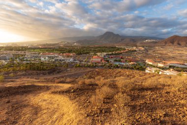 Adeje ve Las Americas havadan görünümü sırasında harika gün batımı, Tenerife, İspanya.