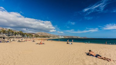 Ünlü plajlarından Tenerife, Playa las Americas ve Playas Del Camison güneşli.