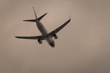Uçak uçuyor. Standart turistik düzlem gökyüzü arka plan üzerinde.