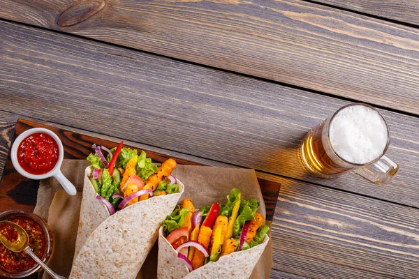 Tortilla tavuk ve sebze ve bira içmek. 