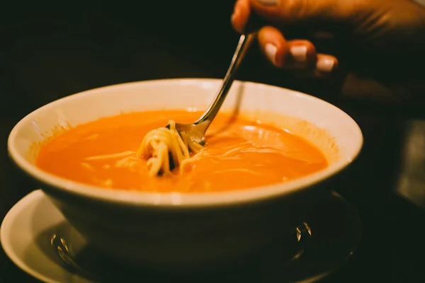 Wanita Tangan Mengambil Sendok Sup Tomat Dengan Pasta Fotografi Dengan — Stok Foto