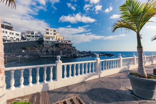 Palmiye ağaçları ve sahil şeridine kanarya binalarda geleneksel: Puerto de la Cruz, Tenerife, İspanya.