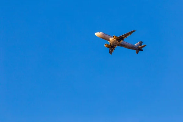 Αεροπλάνο Που Φέρουν Τυπική Τουριστική Αεροπλάνο Στο Φόντο Του Ουρανού — Φωτογραφία Αρχείου