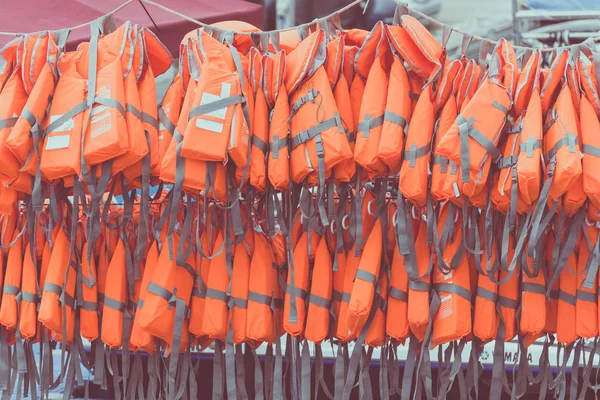 Oranžové Nové Záchranné Vesty Pro Vody Sport Jsou Zavěšené Portu — Stock fotografie