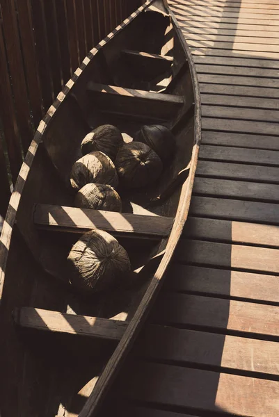 Canoa Madera Con Cocos Viejos Fotografía Vintage —  Fotos de Stock