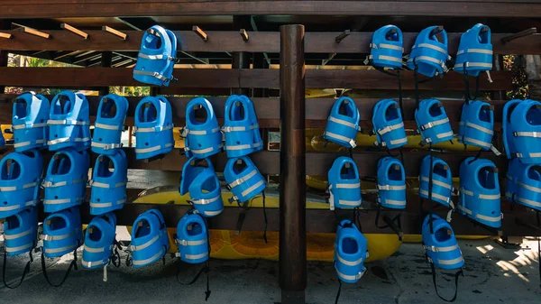 Pequeños Chalecos Salvavidas Azules Para Niños Están Colgando Fila Piscina — Foto de Stock