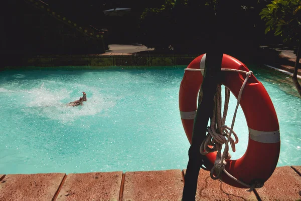 Photographie Conceptuelle Bouée Sauvetage Avec Pieds Saillie Eau — Photo