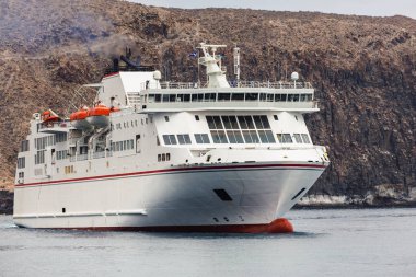 Tenerife portuna büyük feribot tekne akar.