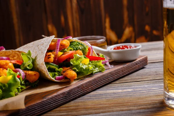 Tortilla tavuk ve sebze ve bira içmek. 