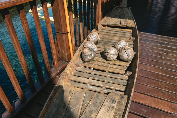 Canoa Madera Con Cocos Viejos Fotografía Vintage — Foto de Stock