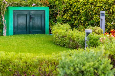 Küçük Tek Kişilik kapı ile bahçe araç bölmesi.